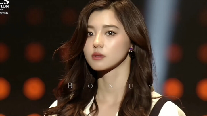 Japanese actress walks the runway, with a beautiful face and a stunning figure.