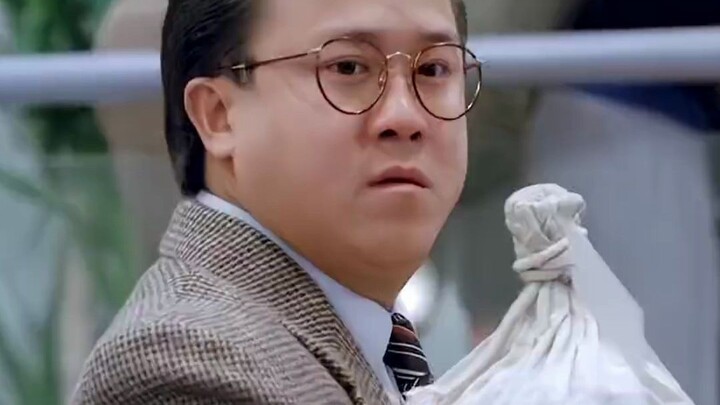 اكتشف الشاب بالصدفة عطلًا في ماكينة تقطيع الأوراق النقدية، فانطلق من ذلك إلى قمة نجاحه في الحياة.