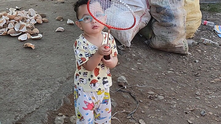 Baby Play Badminton