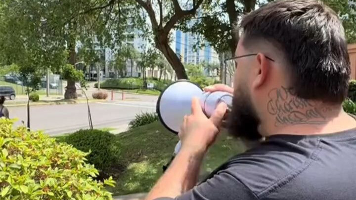 พี่ชายเลียนแบบเสียงไซเรนรถตำรวจ แกล้งคนเดินถนน