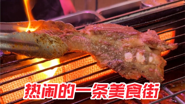 ซี่โครงหมูย่างหอมกรุ่นฉ่ำน้ำมัน โรยด้วยผงซิ่วเจียนและพริกป่น แค่ได้กลิ่นก็ชวนหิวจนตัวปลิวแล้ว! ก๋วยเ