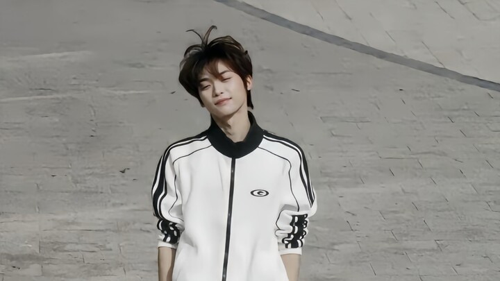 Ziyu's cover dance of Jungkook's "Standing Next to You"