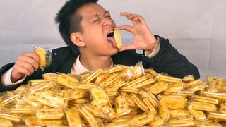 把一千个旺旺仙贝上的粉末刮下一口吃掉！会超级好吃吗？