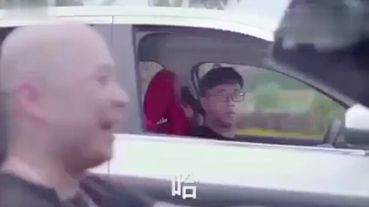 Bạn nhìn tôi làm gì vậy?