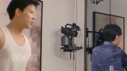 พี่เหล่าหวังขำง่ายมาก ยังไม่ทันให้หูเซียนซวีเล่าเรื่องตลกแสบจบก็หัวเราะแล้ว พี่หนุ่มตัวเล็กหลงรักมุก