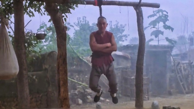 The young man practiced martial arts by hanging his braids on the beam every day, but was targeted b