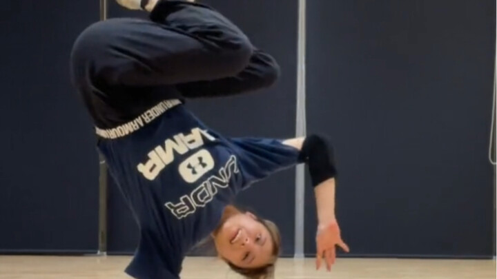 สาวเต้นสตรีทแดนซ์สุดแกร่ง ฝีมือการเต้นขั้นเทพ ท่าจบสุดท้ายเท่สุดๆ 👍👍👍