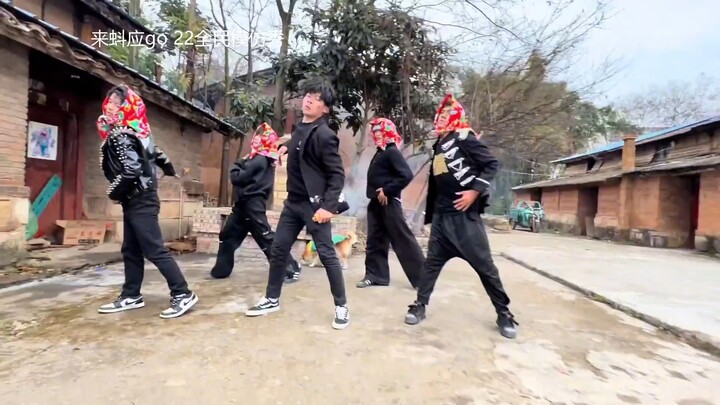 Độ ăn ý của Trương Nghệ Hưng với chiếc kiệu hoa lớn