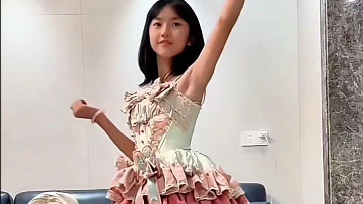 روتين طالبة الرقص في المدرسة الثانوية - فتاة لطيفة تشع حيوية