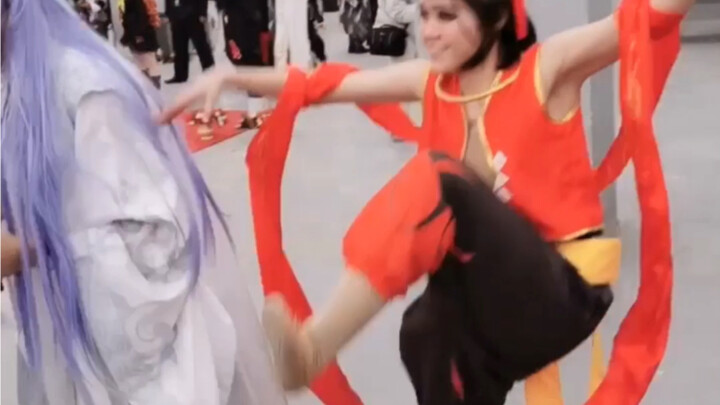 【Mạnh Mông Khê】Tiểu Na Tra tại hội chợ cosplay – Tại sao ai cũng ngồi xổm xuống chụp ảnh với mình vậ