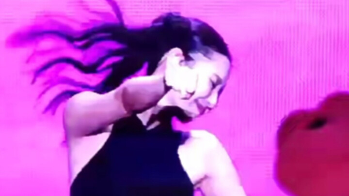 جيني تُعدّ مفاجأة لمعجبيها في فيتنام وتؤدي رقصة "دينغ دينغ دونغ" مباشرةً على المسرح.. إنها المحبوبة 