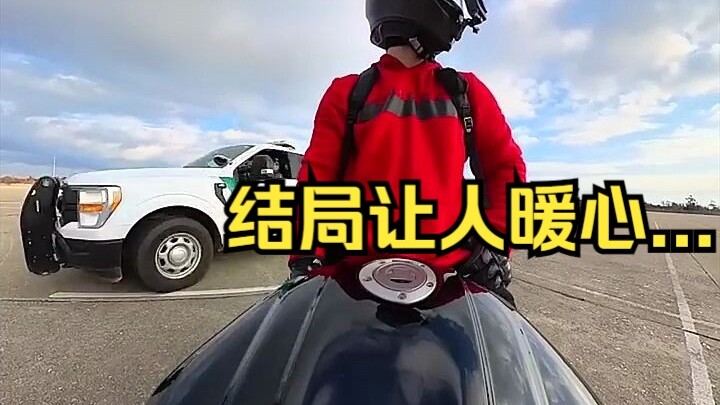 ชายขี่มอเตอร์ไซค์โดยไม่ติดป้ายทะเบียน ถูกตำรวจจราจรเรียกให้หยุด...