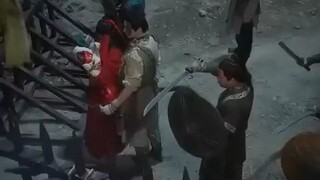 DEMI SELAMAT KAN ANAK NYA, ORANG TUA INI RELA BERKORBAN NYAWA!!😱