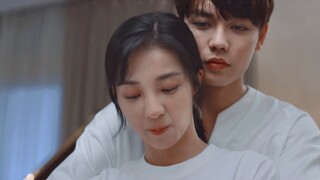 Dia menekan semua emosinya di dalam hatinya, tetapi dia tidak bisa menyembunyikan pilihannya padanya