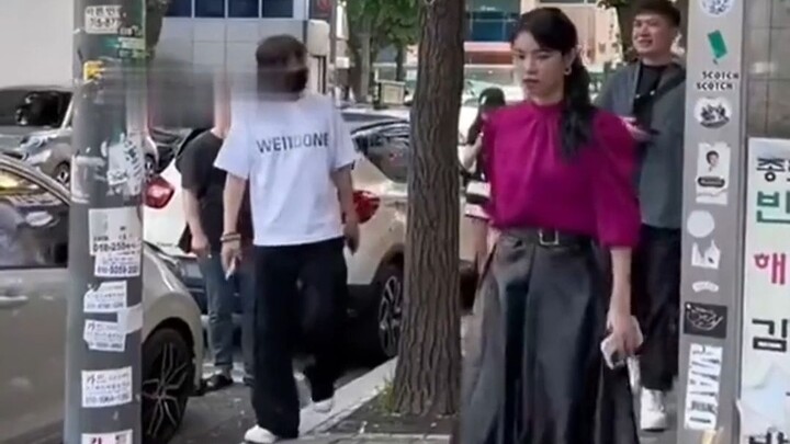 Blogger Hitogami-nee yang meniru Yeonjin benar-benar mengenakan kostum ala Yeonjin dan tampil mencol