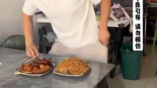 小伙吃饭遇上这种情况，于是想出来一个办法，网友：老板是“赔了夫人又折兵” #搞笑