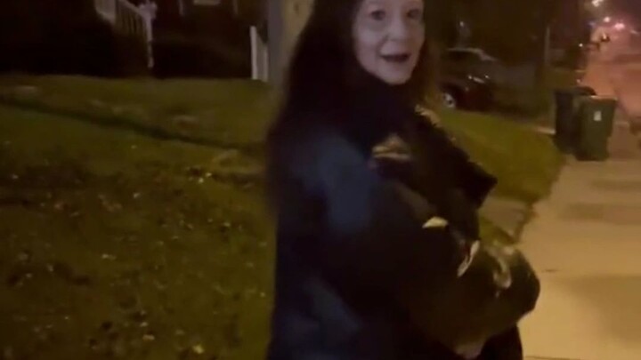 Seorang wanita yang tinggal di Toronto berhasil memotret seorang pejalan kaki dengan penampilan menc