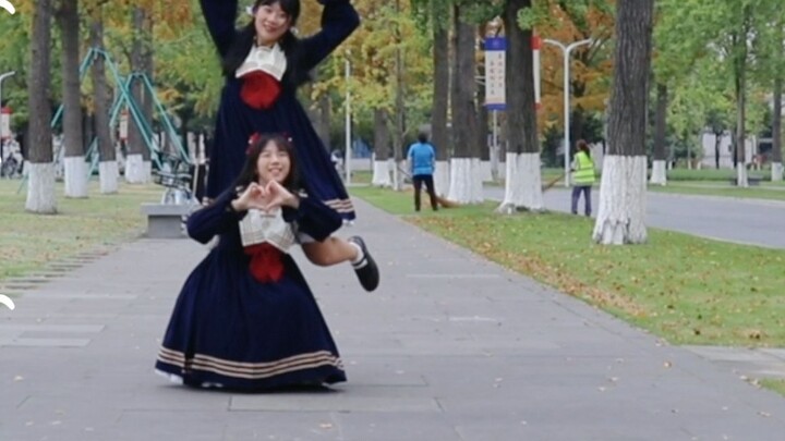 [Xixi x Xixi] Jumping and stroking on the Ginkgo Avenue at school!