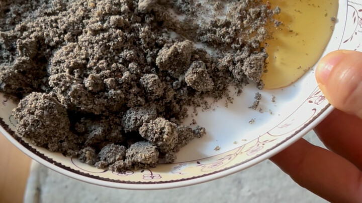 I’m not sure if black sesame really helps with calcium intake, but lately I’ve been eating a lot of 