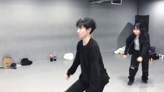 【TYT】กลุ่มเยาวชนไต้ฝุ่น Ding Chengxin และ Ma Jiaqi ร่วมแสดงการเต้นรำแบบดั้งเดิมของจีน "Happy"