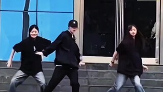 盘点校园里从不缺的灵魂舞者，一开场就惊艳所有人  "跳舞 "校园里从不缺舞者...