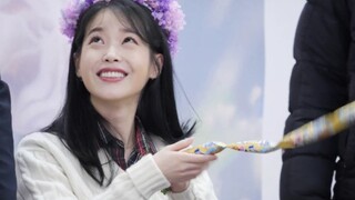 [IU] Thật hạnh phúc khi nhận được kẹo mút từ người hâm mộ