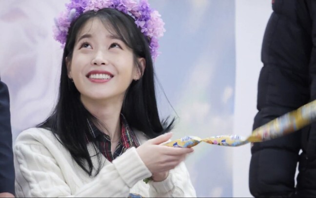 [IU] So Happy to Get Lollipops from a Fan