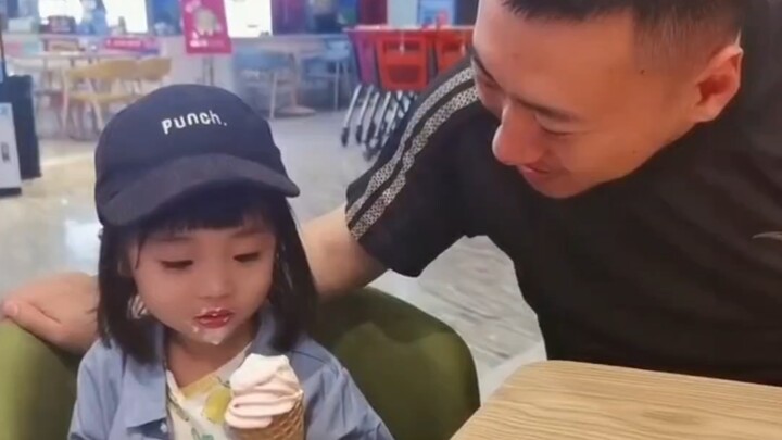 Ai mà hiểu nổi! Đứa trẻ nhầm lẫn phụ huynh cũng đáng yêu quá chừng
