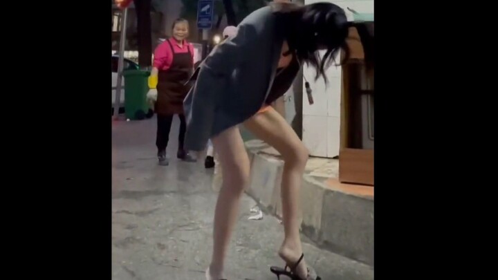 “Khoảnh khắc chết xã hội, xúc phạm cực độ!”