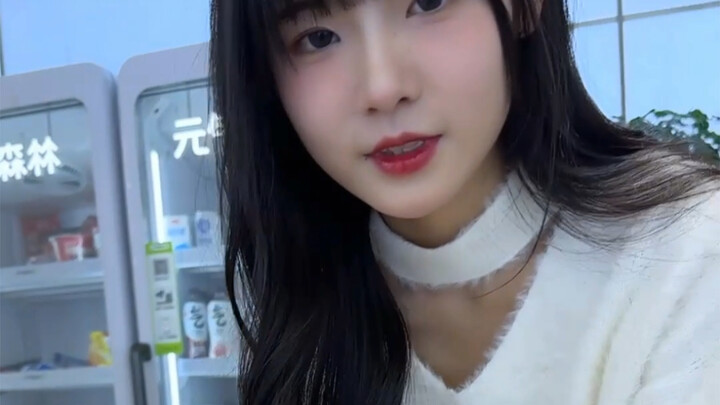 Sampai ada yang pamer kemesraan di depanku.