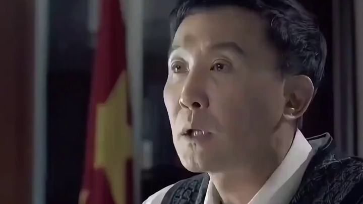 “น้องใหม่มาแรง: ท่านผู้อำนวยการให้ผมโทรหาเลขาธิบดีคณะกรรมการพรรคประจำอำเภอเพื่อเร่งลงนามเอกสาร!”