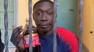 رجل أسود يشكو من تلك الفيديوهات الأجنبية المناهضة للذكاء