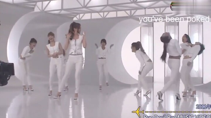 少女时代全体集合练舞，泰妍的拖鞋都跳飞了