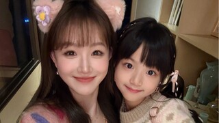 Fanfan is helping Auntie pick out outfits