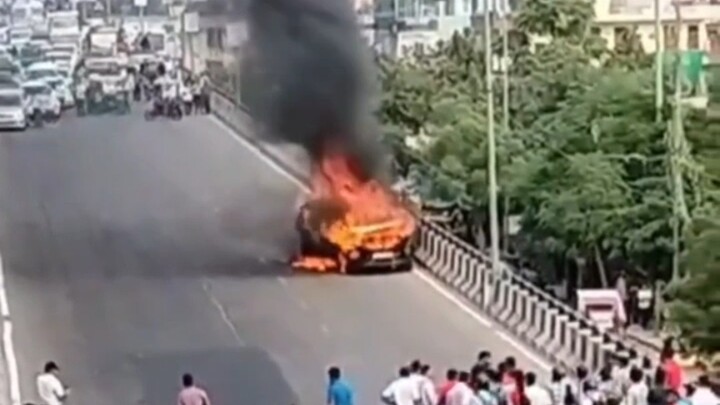 Xe bất ngờ bốc cháy dữ dội, mọi người đứng xem vừa nhâm nhi dưa hấu, nào ngờ xe đột ngột nổ máy, cả 