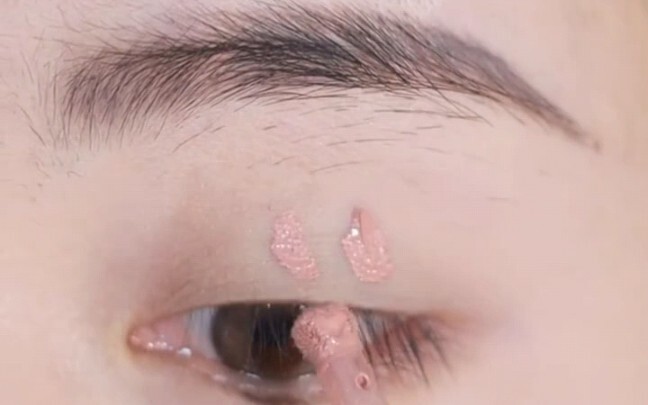 แต่งตาสวยแบบสาวโง่ ใช้มือก็ทำได้!