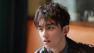 "Cậu bé kho báu" Wu Lei, mặc bộ đồ dài Trung Quốc sang trọng ở Nhật Bản, được đưa vào ống oxy để ghi