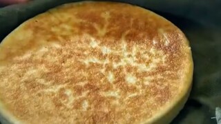 失业在家大家都难，一个胡饼几个大男人分着吃