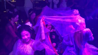 الرقص الجماعي "الملك يأتي ليمسكني" الذي تقدمه Guo Zhezhe في Zhewu National Style Bar ممتع للغاية!