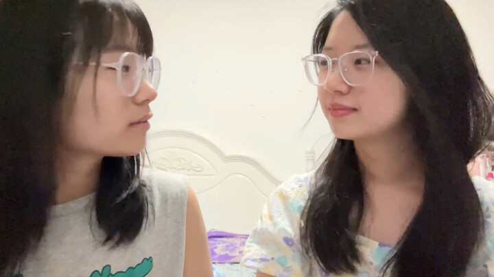 When the girlfriend teaches her younger sister how to date, are they both really “love-struck”?