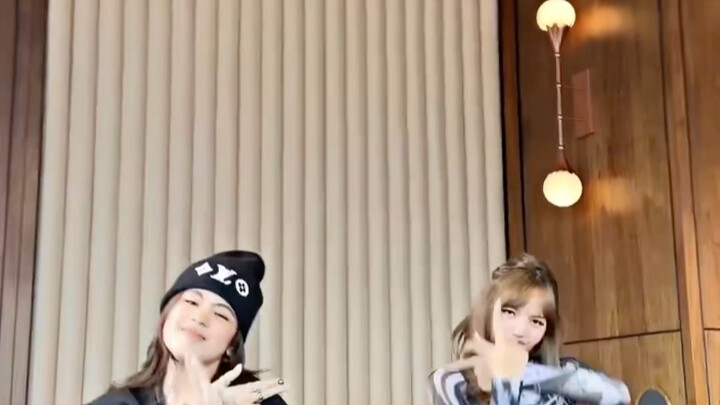 LISA & NIANA DANCING TO FXCK UP THE WORLD