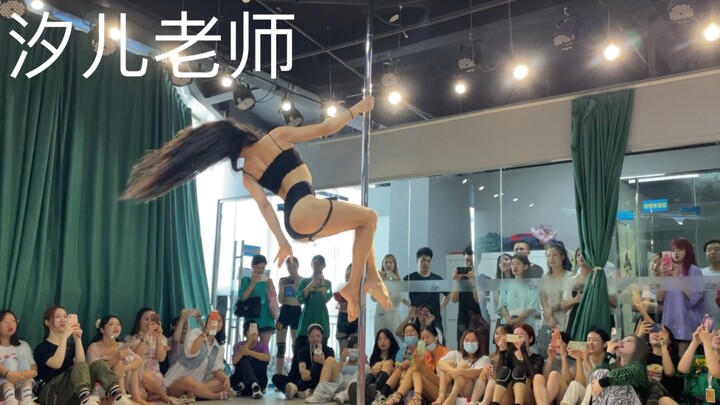 女装大佬 汐儿老师是怎样被认可的 一个视频 就完全明白了 用自己等实力让自己生活在阳光下