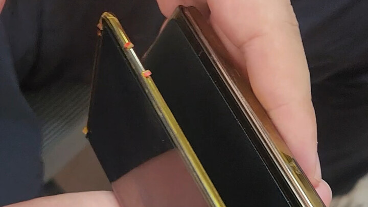 华为三折叠合不上了