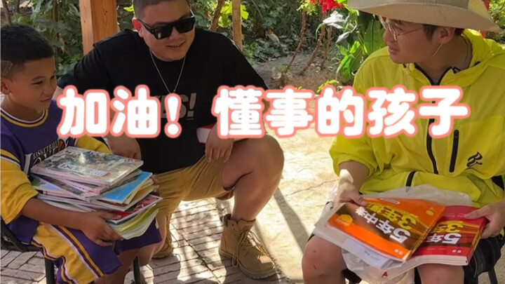 เด็กน้อยชาวซินเจียงคนนี้ช่างมีความผูกพันลึกซึ้งจริงๆ วันที่เขาบอกลา “ข้าวโพดตัวน้อย” ที่หุบเขาเถาวัล