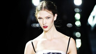 สวมกระโปรงที่เหมือนนางฟ้าที่สุดและเดินแบบที่เย้ายวนที่สุด [Karlie Kloss]