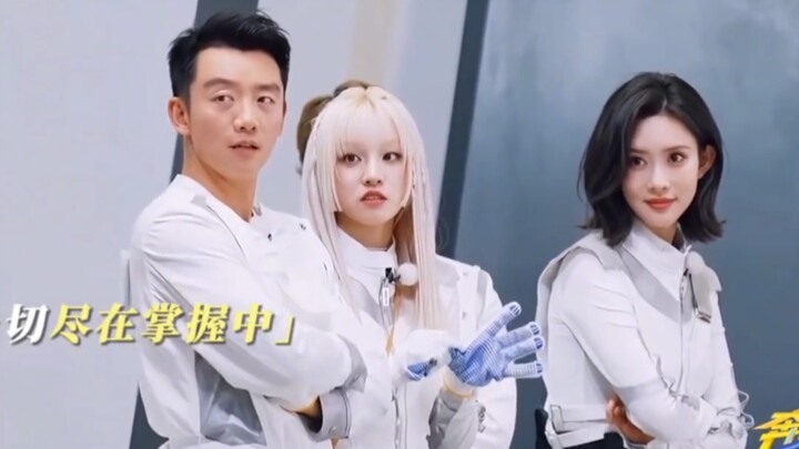 The moment the curtain rose, Meng Ziyi looked so “edgy”!