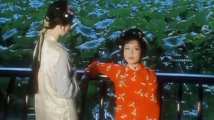 Xiangyun and Daiyu confide in each other at the Concave Crystal Pavilion; even in wealthy families, 