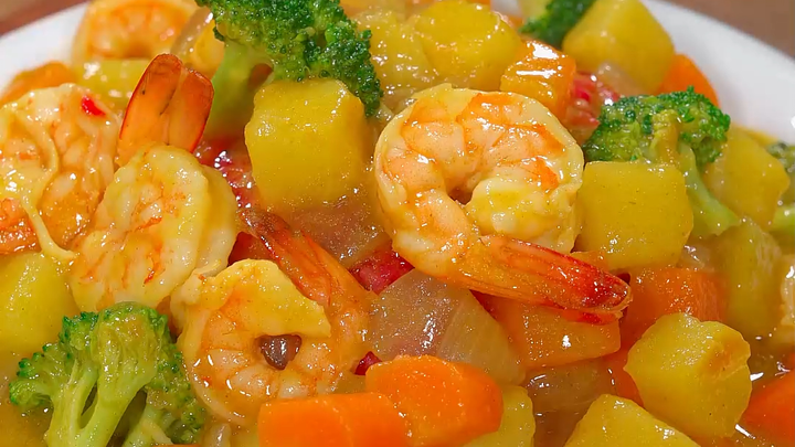 Masukkan buah naga ke dalam nasi dan remas-remas. Ini adalah cara baru makan nasi yang sedang popule