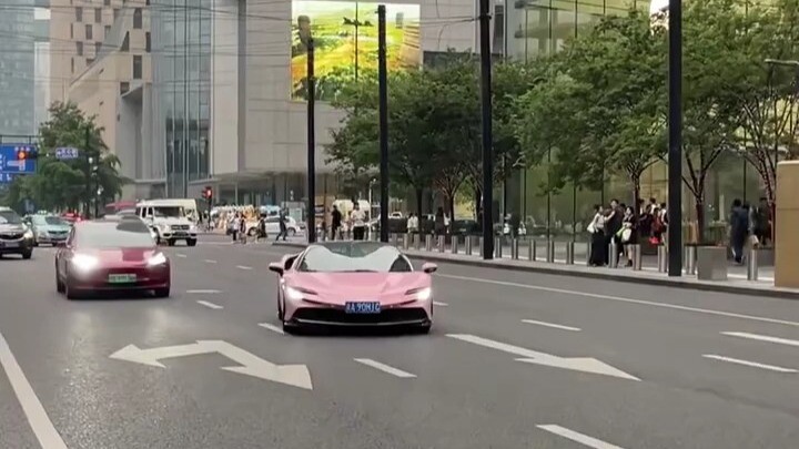 Dukung Dazhuanghan mengendarai mobil merah muda kecil