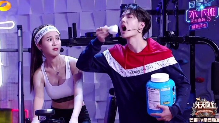 Vương Nhất Bác vừa nhảy vừa quảng cáo bột protein, nghiêm túc mà hài hước đến mức suýt rớt cả đầu